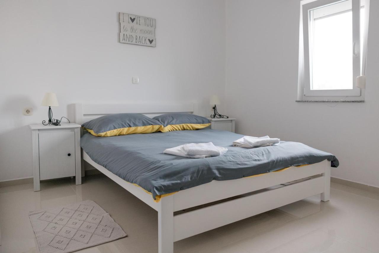 Apartments Zanic With Private Swimming Pool And Sea View สตารีกราด-ปาเคลนีซา ภายนอก รูปภาพ