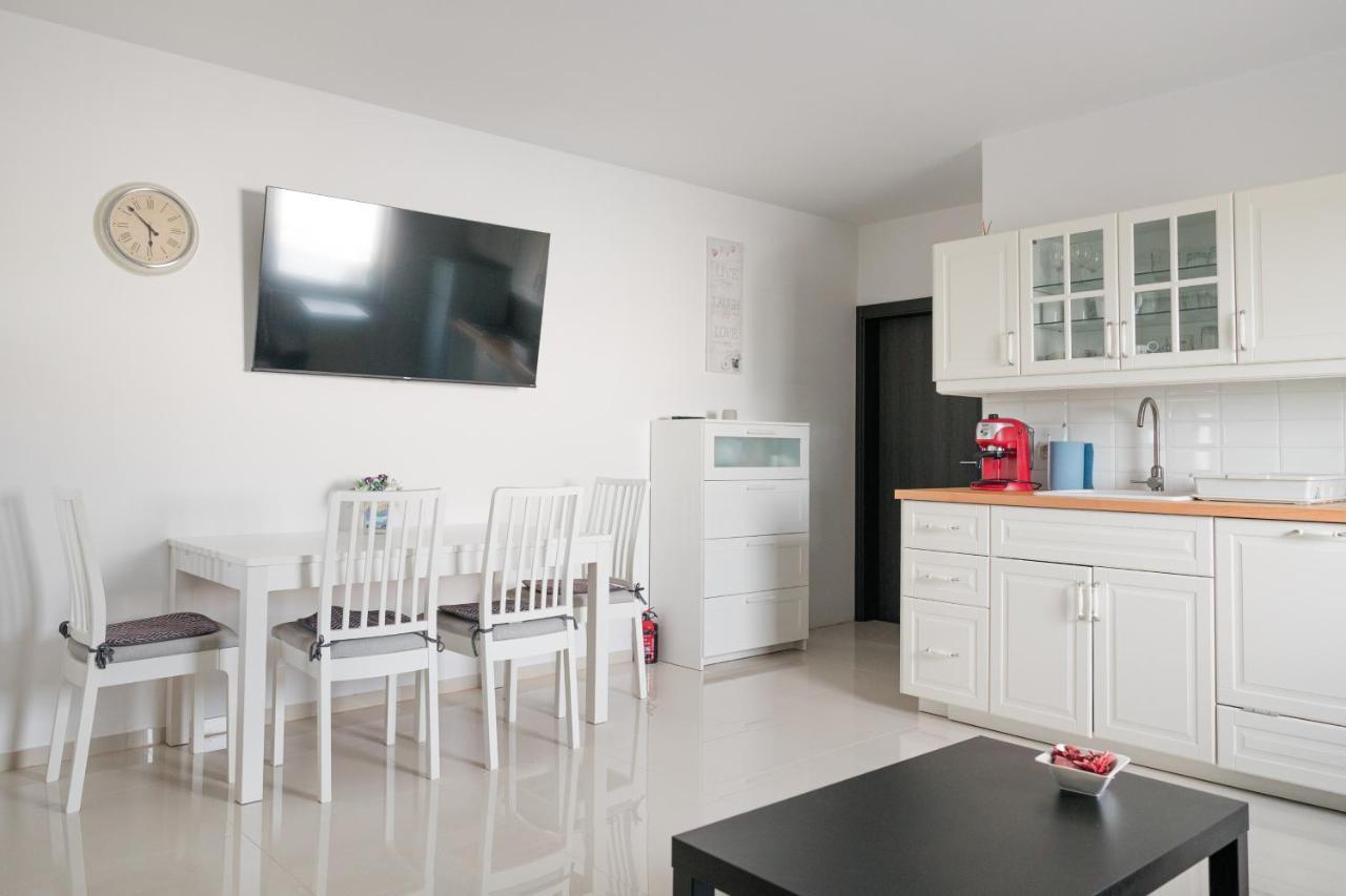 Apartments Zanic With Private Swimming Pool And Sea View สตารีกราด-ปาเคลนีซา ภายนอก รูปภาพ