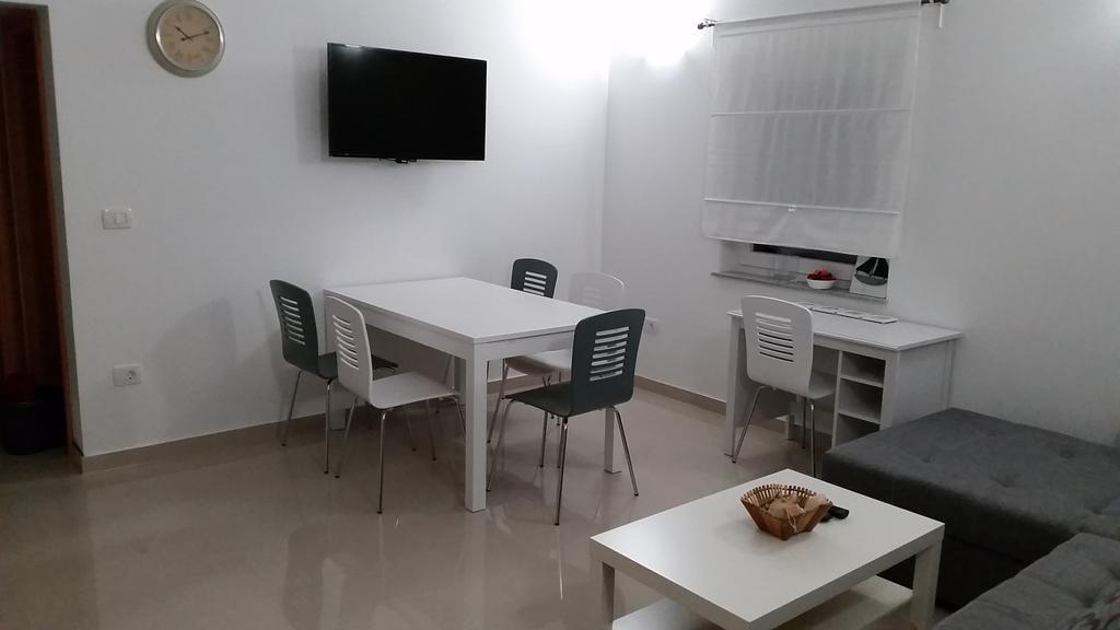 Apartments Zanic With Private Swimming Pool And Sea View สตารีกราด-ปาเคลนีซา ภายนอก รูปภาพ